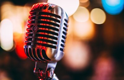 每日大赛吃瓜：某知名歌手演唱会假唱被实锤，观众现场录音曝光